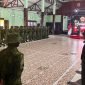 Suasana pelaksanaan upacara pelantikan kenaikan pangkat luar biasa (KPLB) berlangsung di Gedung Eme Neme Kangasi, Mayonif 754/ENK, Timika, Papua Tengah, Rabu (21/5/2025). (Foto: Istimewa)