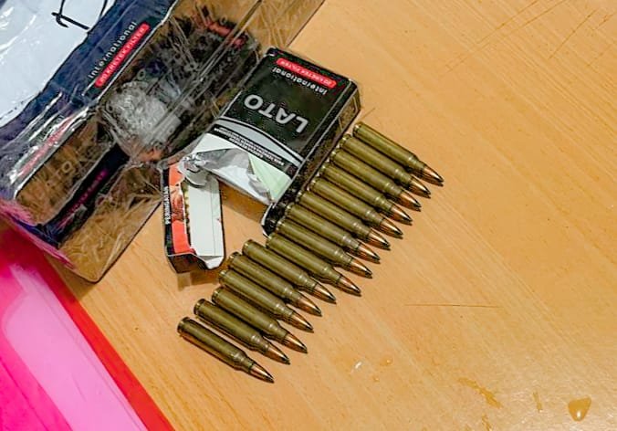 15 butir munisi tajam kaliber 5,56 mm yang ditemukan dan diamankan petugas keamanan bandara saat pemeriksaan kargo di Bandara Mozes Kilangin, Timika, Papua Tengah, Sabtu (24/5/2025) pagi. (Foto: Istimewa)