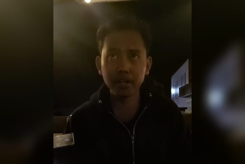 Petugas Avsec Maskapai Aman Air, Achmad Fauzi, yang membawa belasan amunisi dalam bungkusan kemudian terdeteksi pada X-ray. (Foto: Istimewa/Tangkapan layar video klarifikasi)