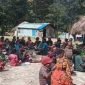 Warga masyarakat mengungsi mencari perlindungan di halaman kediaman Kepala Dinas Sosial Kabupaten Puncak, Aser Tabuni, di Kampung Kimak, Distrik Ilaga. (Foto: Istimewa)