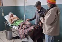 Tukang ojek korban pembacokan, Sulhan, dirawat di RSUD Mulia, Puncak Jaya, Papua Tengah, Selasa (27/5/2025). (Foto: Istimewa)