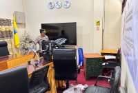 Kapolres Puncak Jaya, AKBP Achmad Fauzan, melihat kondisi kantor yang dibobol OTK, Selasa (27/5/2025). (Foto: Istimewa/Humas Polres Puncak Jaya)