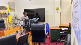 Kapolres Puncak Jaya, AKBP Achmad Fauzan, melihat kondisi kantor yang dibobol OTK, Selasa (27/5/2025). (Foto: Istimewa/Humas Polres Puncak Jaya)