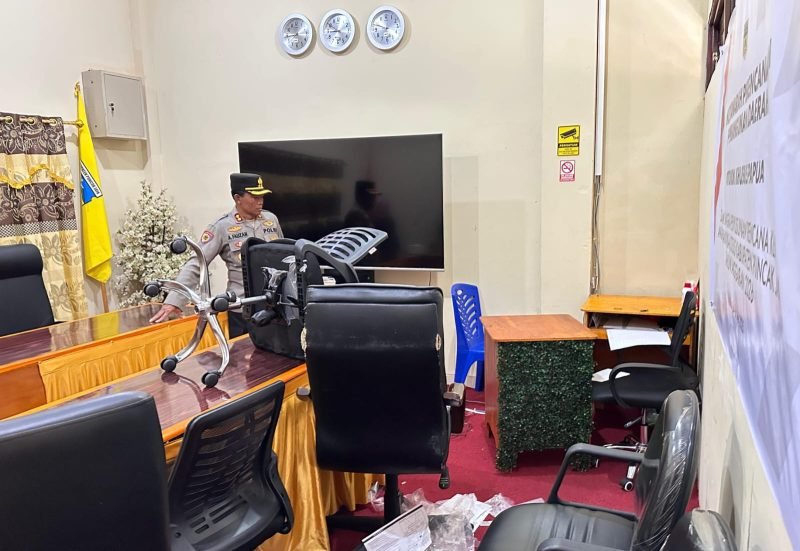 Kapolres Puncak Jaya, AKBP Achmad Fauzan, melihat kondisi kantor yang dibobol OTK, Selasa (27/5/2025). (Foto: Istimewa/Humas Polres Puncak Jaya)