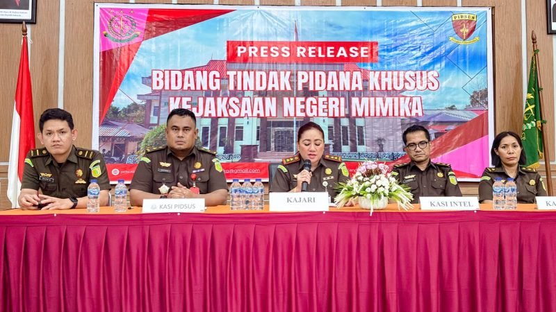 Kejari Mimika mengumumkan penetapan satu tersangka korupsi proyek jembatan Agimuga. (Foto: Istimewa/Kejari Mimika)