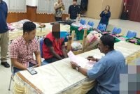 Penyerahan tersangka Yuni Enumbi alias Jumuniaso alias Sisapugu beserta barang bukti kepada Kejaksaan Negeri Jayapura dalam proses Tahap II. (Foto: Istimewa/Satgas Humas ODC)