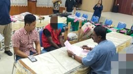 Penyerahan tersangka Yuni Enumbi alias Jumuniaso alias Sisapugu beserta barang bukti kepada Kejaksaan Negeri Jayapura dalam proses Tahap II. (Foto: Istimewa/Satgas Humas ODC)