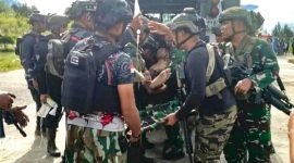 Personel anggota TNI yang tertembak di Intan Jaya dievakuasi. (Foto: Istimewa)