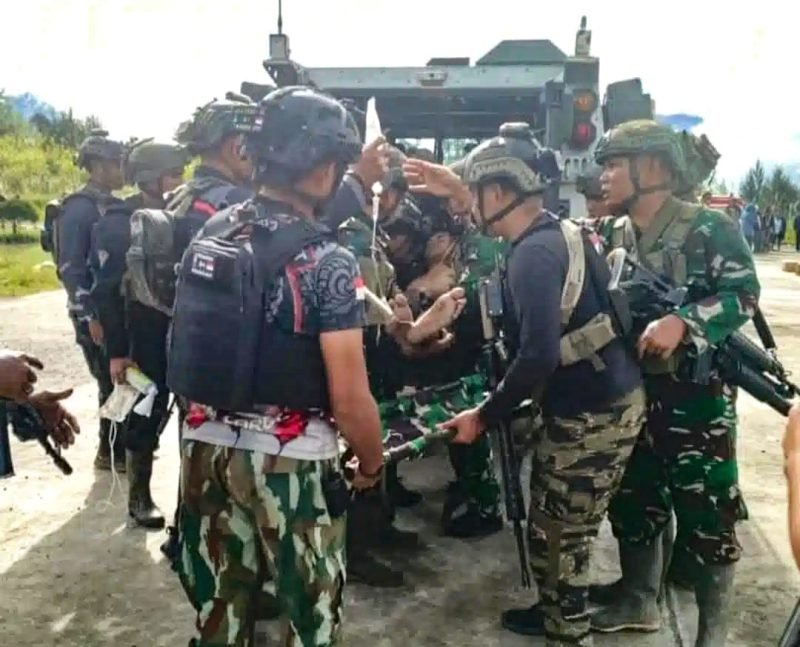 Personel anggota TNI yang tertembak di Intan Jaya dievakuasi. (Foto: Istimewa)