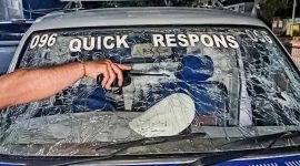 Tampak kaca mobil Satlantas Polres Jayawijaya pecah akibat ditembak oleh OTK. Seorang anggota polisi dilaporkan tertembak. (Foto: Istimewa/FB: Yust)