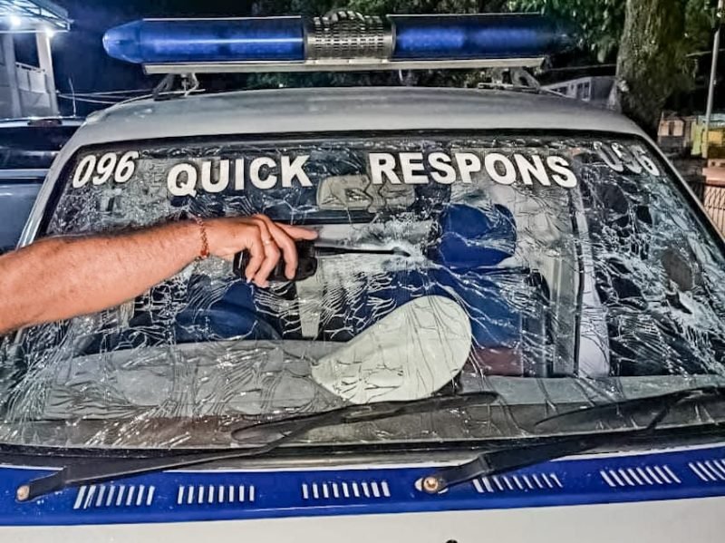 Tampak kaca mobil Satlantas Polres Jayawijaya pecah akibat ditembak oleh OTK. Seorang anggota polisi dilaporkan tertembak. (Foto: Istimewa/FB: Yust)