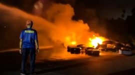 Petugas damkar berupaya memadamkan api yang melahap sejumlah ban di landasan pacu Bandara Lama Nabire. (Foto: Istimewa/Tangkapan layar video)