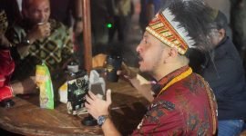 Wakil Menteri Kebudayaan Republik Indonesia Giring Ganesha Djumaryo  menikmati Kopi Amungme Gold, hasil  perkebunan Koperasi Amungme Gold Coffee (KPAGC) binaan PTFI. (Foto: Istimewa/Dok. PTFI)