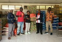 Penyerahan bantuan oleh Divisi Rumah Tangga YPMAK kepada IAPPB-YPMAK. (Foto: Galeri Papua/Ahmad)