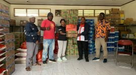 Penyerahan bantuan oleh Divisi Rumah Tangga YPMAK kepada IAPPB-YPMAK. (Foto: Galeri Papua/Ahmad)
