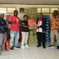 Penyerahan bantuan oleh Divisi Rumah Tangga YPMAK kepada IAPPB-YPMAK. (Foto: Galeri Papua/Ahmad)