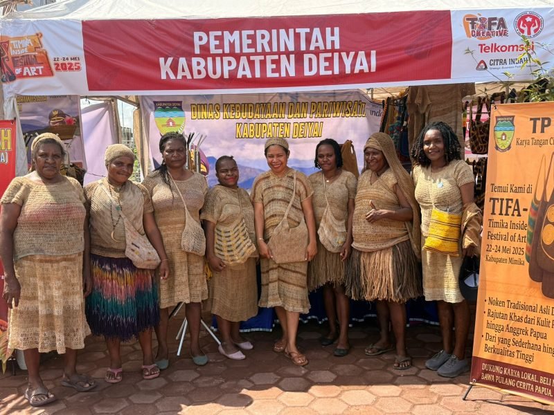 Peserta dari Kabupaten Deiyai sedang berfoto di depan stan dengan mengenakan busana adat. (Foto: Istimewa)