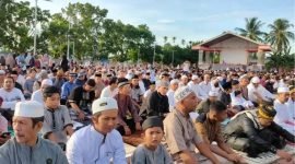 Umat muslim di Mimika laksanakan salat ied di halaman Graha Eme Neme Yaware di Jalan Budi Utomo, Sabtu (22/4/2023). (Foto: Istimewa/Saldi Hermanto)