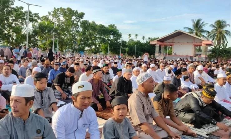 Umat muslim di Mimika laksanakan salat ied di halaman Graha Eme Neme Yaware di Jalan Budi Utomo, Sabtu (22/4/2023). (Foto: Istimewa/Saldi Hermanto)