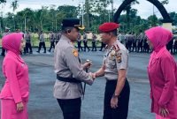 Kapolres Mimika, AKBP Billyandha Hildiario Budiman berjabat tangan bersama Kepala BNNK Mimika, AKBP Mursaling usai upacara kenaikan pangkat yang dilaksanakan di Mapolres Mimika, Jalan Agimuga, Mile 32, Mimika, Papua Tengah, Sabtu (31/5/2025). (Foto: Galeri Papua/Ahmad)