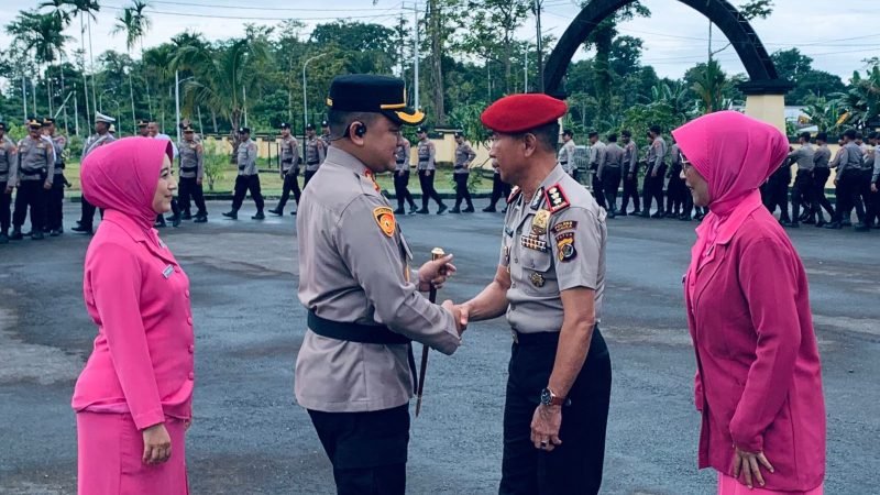 Kapolres Mimika, AKBP Billyandha Hildiario Budiman berjabat tangan bersama Kepala BNNK Mimika, AKBP Mursaling usai upacara kenaikan pangkat yang dilaksanakan di Mapolres Mimika, Jalan Agimuga, Mile 32, Mimika, Papua Tengah, Sabtu (31/5/2025). (Foto: Galeri Papua/Ahmad)