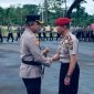 Kapolres Mimika, AKBP Billyandha Hildiario Budiman berjabat tangan bersama Kepala BNNK Mimika, AKBP Mursaling usai upacara kenaikan pangkat yang dilaksanakan di Mapolres Mimika, Jalan Agimuga, Mile 32, Mimika, Papua Tengah, Sabtu (31/5/2025). (Foto: Galeri Papua/Ahmad)