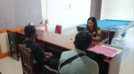 Tersangka saat diserahkan ke Kejaksaan Negeri Mimika. (Foto: Istimewa)