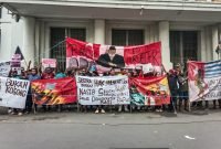Sejumlah mahasiswa yang tergabung dalam Aliansi Mahasiswa Papua (AMP), Ikatan Mahasiswa se-Tanah Papua (IMASEPA), dan Front Rakyat Indonesia untuk West Papua (FRI-WP) menggelar aksi demonstrasi di depan Gedung Merdeka, Bandung, Kamis (30/5/2025). (Foto: Istimewa/Dok. Massa Aksi)