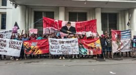 Sejumlah mahasiswa yang tergabung dalam Aliansi Mahasiswa Papua (AMP), Ikatan Mahasiswa se-Tanah Papua (IMASEPA), dan Front Rakyat Indonesia untuk West Papua (FRI-WP) menggelar aksi demonstrasi di depan Gedung Merdeka, Bandung, Kamis (30/5/2025). (Foto: Istimewa/Dok. Massa Aksi)