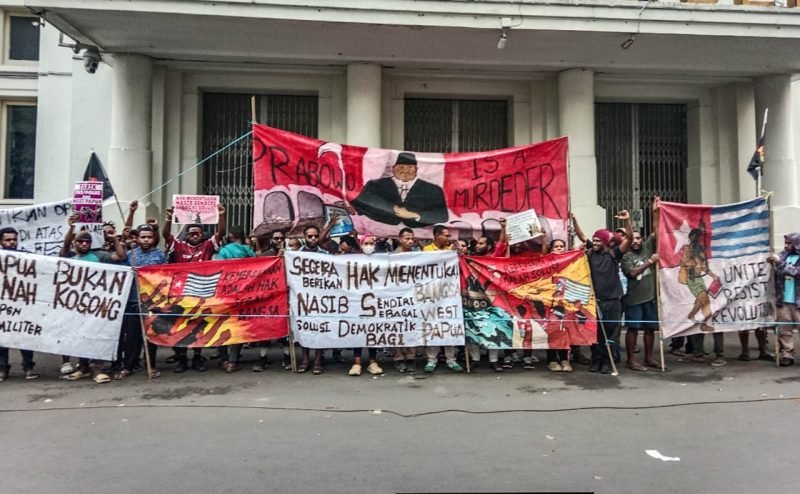 Sejumlah mahasiswa yang tergabung dalam Aliansi Mahasiswa Papua (AMP), Ikatan Mahasiswa se-Tanah Papua (IMASEPA), dan Front Rakyat Indonesia untuk West Papua (FRI-WP) menggelar aksi demonstrasi di depan Gedung Merdeka, Bandung, Kamis (30/5/2025). (Foto: Istimewa/Dok. Massa Aksi)