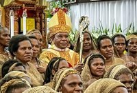 Foto bersama Uskup Keuskupan Timika, Mgr. Bernardus Bofitwos Baru, OSA, dengan umat orang asli Papua di Gereja Katedral Tiga Raja, Timika, Papua Tengah. (Foto: Galeri Papua/Endy Langobelen)