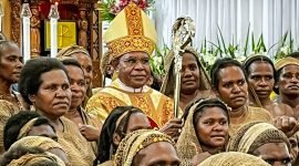 Foto bersama Uskup Keuskupan Timika, Mgr. Bernardus Bofitwos Baru, OSA, dengan umat orang asli Papua di Gereja Katedral Tiga Raja, Timika, Papua Tengah. (Foto: Galeri Papua/Endy Langobelen)