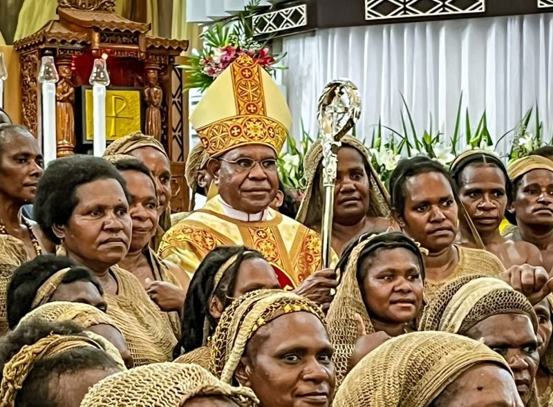 Foto bersama Uskup Keuskupan Timika, Mgr. Bernardus Bofitwos Baru, OSA, dengan umat orang asli Papua di Gereja Katedral Tiga Raja, Timika, Papua Tengah. (Foto: Galeri Papua/Endy Langobelen)