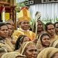 Foto bersama Uskup Keuskupan Timika, Mgr. Bernardus Bofitwos Baru, OSA, dengan umat orang asli Papua di Gereja Katedral Tiga Raja, Timika, Papua Tengah. (Foto: Galeri Papua/Endy Langobelen)