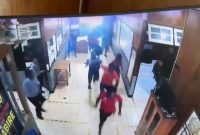 Sejumlah narapidana (napi) berlarian keluar dari Lapas Kelas IIB Nabire, Senin (2/6/2025). (Foto: Istimewa/Tangkapan layar video rekaman CCTV)