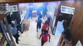 Sejumlah narapidana (napi) berlarian keluar dari Lapas Kelas IIB Nabire, Senin (2/6/2025). (Foto: Istimewa/Tangkapan layar video rekaman CCTV)
