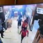 Sejumlah narapidana (napi) berlarian keluar dari Lapas Kelas IIB Nabire, Senin (2/6/2025). (Foto: Istimewa/Tangkapan layar video rekaman CCTV)
