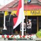Pengibaran bendera merah putih dilakukan oleh tiga orang anggota Polres Mimika pada upacara peringatan Hari Lahir Pancasila di Mapolres Mimika, Jalan Agimuga, Mile 32, Mimika, Papua Tengah, Senin (2/6/2025). (Foto: Galeri Papua/Ahmad)