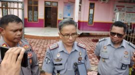 Kepala Lapas Kelas IIB Nabire, Eddy Saputra, saat memberikan keterangan kepada awak media. (Foto: Istimewa/Achmad Yusran)