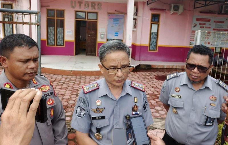 Kepala Lapas Kelas IIB Nabire, Eddy Saputra, saat memberikan keterangan kepada awak media. (Foto: Istimewa/Achmad Yusran)