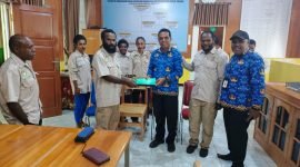Penyerahan dokumen kepada Kesbangpol Papua Tengah. (Foto: Istimewa/Tani Merdeka)