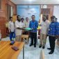 Penyerahan dokumen kepada Kesbangpol Papua Tengah. (Foto: Istimewa/Tani Merdeka)