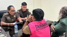 Kepala Bidang Bina Marga pada Dinas PUPR Kabupaten Mimika, berinisial AP, diperiksa oleh Kejaksaan Negeri Mimika terkait dugaan kasus korupsi pembangunan jembatan sepanjang 8 meter beserta bangunan pelengkap di Distrik Agimuga, Kabupaten Mimika, Papua Tengah.  (Foto: Istimewa)