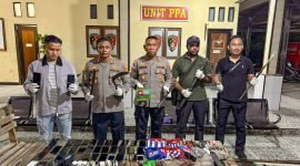 Konferensi pers hasil razia besar-besaran di Lapas Kelas IIB Nabire, Papua Tengah, Selasa malam (3/6/2025) oleh Polres Nabire. (Foto: Istimewa/Achamd Yusran)
