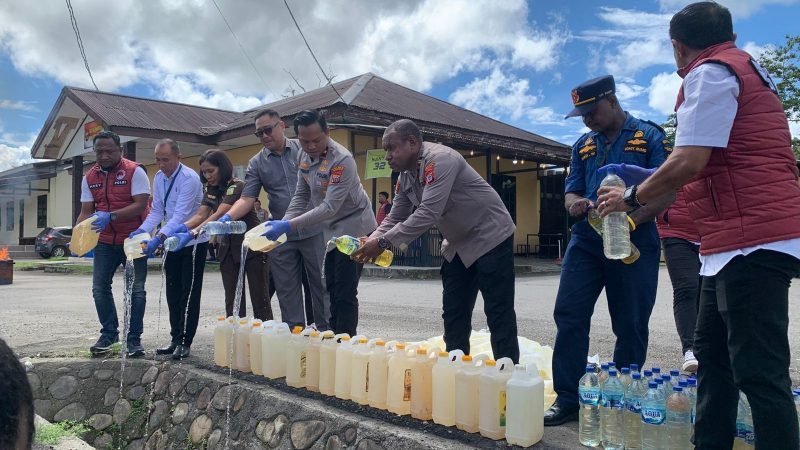 Ratusan liter sopi yang dimusnahkan dengan cara dituangkan ke dalam selokan di Mapolres Mimika, Jalan Agimuga, Mile 32, Distrik Kuala Kencana, Mimika, Papua Tengah, Rabu (4/6/2025). (Foto: Galeri Papua/Ahmad)