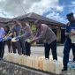 Ratusan liter sopi yang dimusnahkan dengan cara dituangkan ke dalam selokan di Mapolres Mimika, Jalan Agimuga, Mile 32, Distrik Kuala Kencana, Mimika, Papua Tengah, Rabu (4/6/2025). (Foto: Galeri Papua/Ahmad)