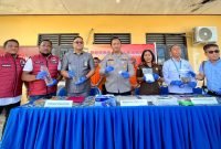 Wakapolres Mimika bersama jajaran instansi terkait menunjukkan barang bukti narkotika jenis sabu, ganja, dan minuman beralkohol hasil pengungkapan kasus April–Mei 2025 dalam kegiatan pemusnahan barang bukti di halaman Kantor Satnarkoba Polres Mimika, Rabu (4/6/2025). (Foto: Galeri Papua/Benaz)