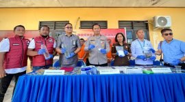 Wakapolres Mimika bersama jajaran instansi terkait menunjukkan barang bukti narkotika jenis sabu, ganja, dan minuman beralkohol hasil pengungkapan kasus April–Mei 2025 dalam kegiatan pemusnahan barang bukti di halaman Kantor Satnarkoba Polres Mimika, Rabu (4/6/2025). (Foto: Galeri Papua/Benaz)