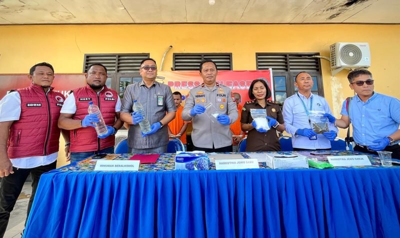 Wakapolres Mimika bersama jajaran instansi terkait menunjukkan barang bukti narkotika jenis sabu, ganja, dan minuman beralkohol hasil pengungkapan kasus April–Mei 2025 dalam kegiatan pemusnahan barang bukti di halaman Kantor Satnarkoba Polres Mimika, Rabu (4/6/2025). (Foto: Galeri Papua/Benaz)