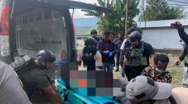 Polisi mengevakuasi korban penembakan oleh KKB di Jayawijaya, Papua Pegunungan. (Foto: Istimewa/Satgas Humas Ops Damai Cartenz)